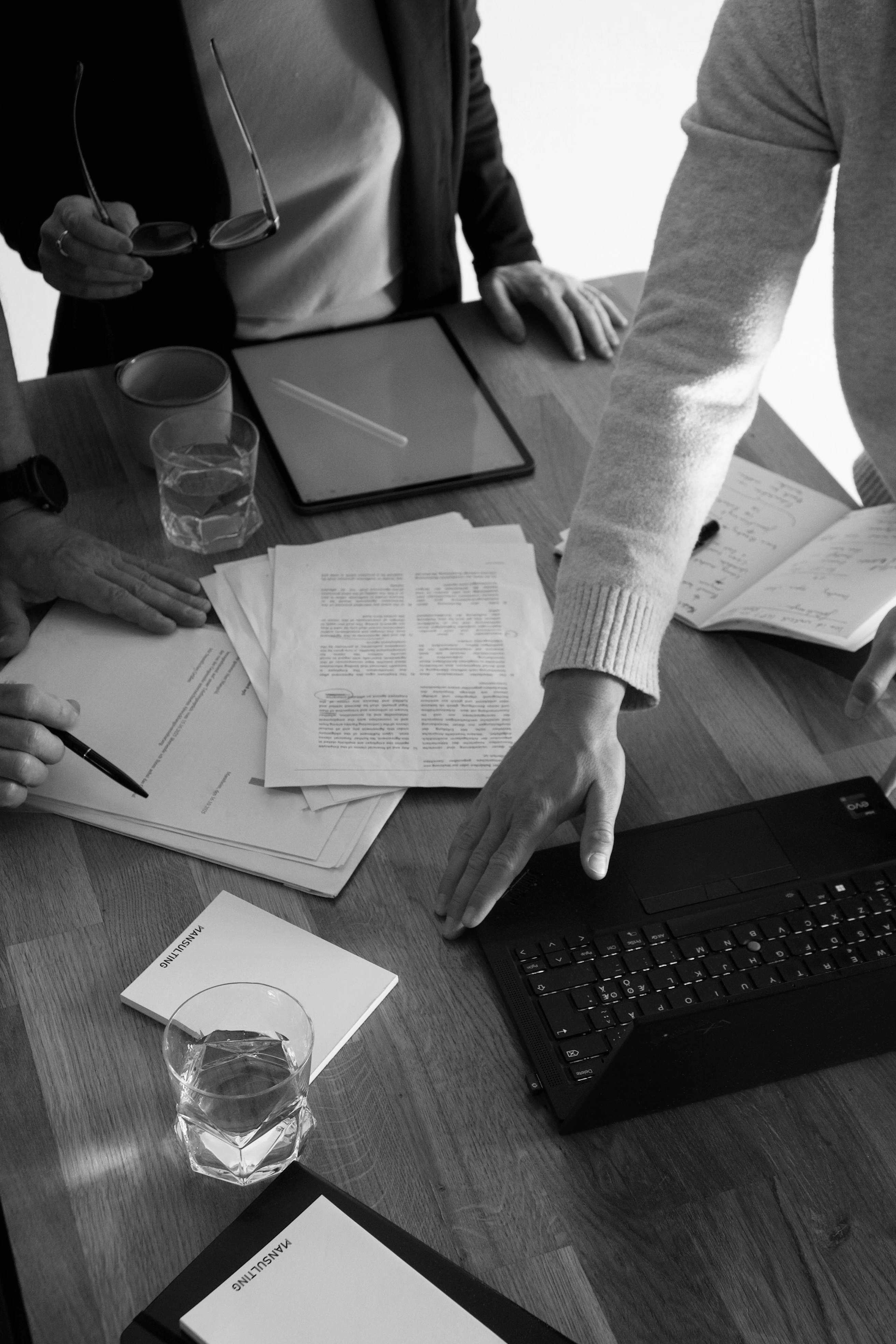 Gemeinsame Arbeit an Unterlagen – persönlich vor Ort